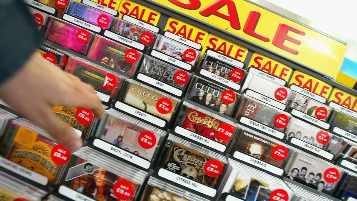 Ближайший взгляд на кассеты на скидке в магазине CD-продажи