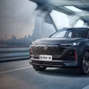 Новый кроссовер Changan Uni-S российской сборки на дороге