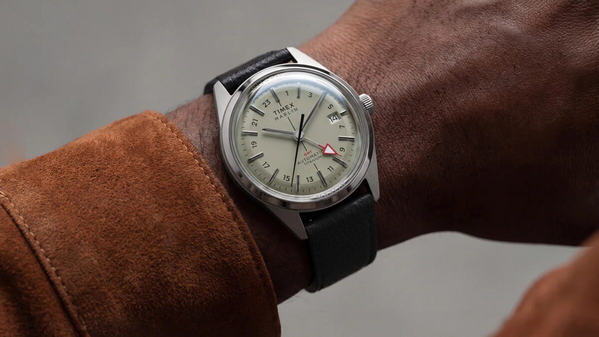 Часы Timex Marlin Jet GMT на руке человека