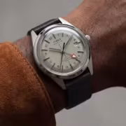 Часы Timex Marlin Jet GMT на руке человека