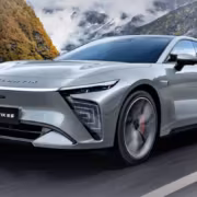 Chery сделала Exeed Exlantix ES 2027 умнее: 26 датчиков и чипы Nvidia и Qualcomm 19 Электромобиль Chery Exlantix ES 2027 движется по дороге
