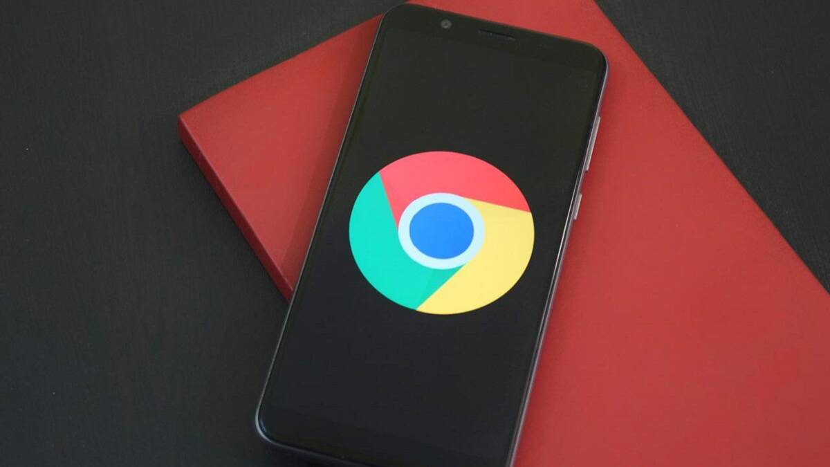 Chrome получил кнопку «Назад», а Google Photos стал похож на One UI на Galaxy 3 Телефон с логотипом Chrome на экране и красной обложкой