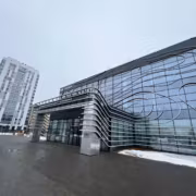 Современный здание «Геосфера» в городе