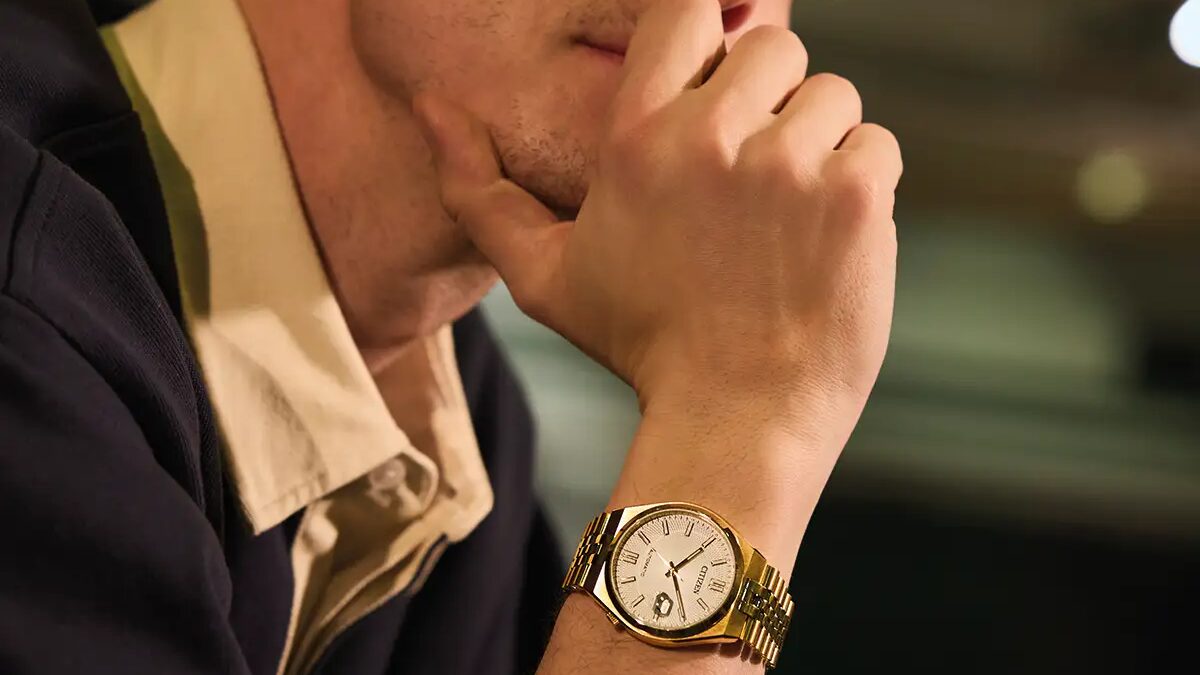 мужчина с золотыми Citizen Tsuyosa 60 часы