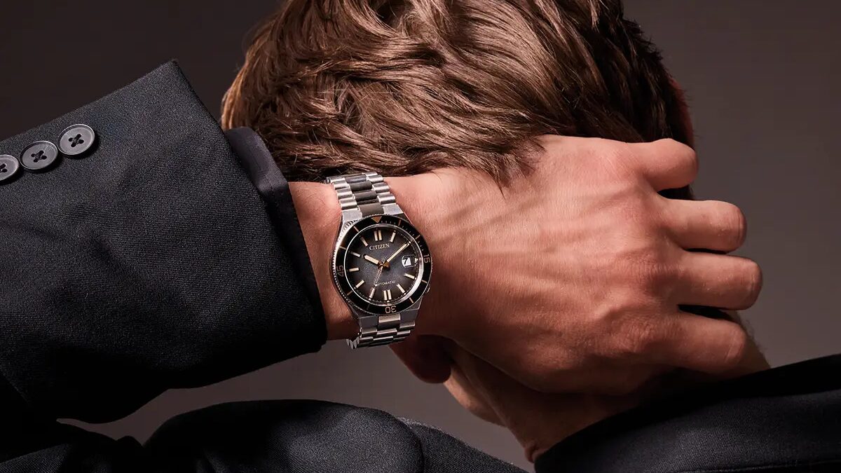 Citizen выпустила Tsuyosa Shore с дайверским стилем и автоматом за $462,5 2 Часы Citizen Tsuyosa Shore на руке человека