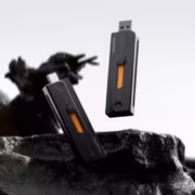 Флеш-накопитель Colorful RP600X Pro на камне