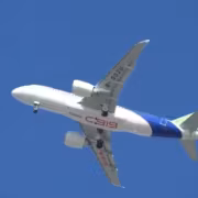 Боинг 919 C919 НА горизонте самолет в небе