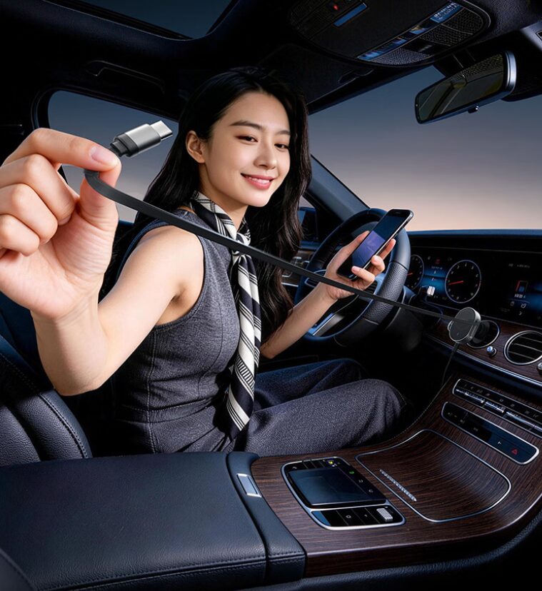 Cuktech выпустила автомобильную зарядку на 90 Вт с выдвижным USB-C и беспроводной катушкой 5 Девушка показывает автомобильную зарядку Cuktech в салоне