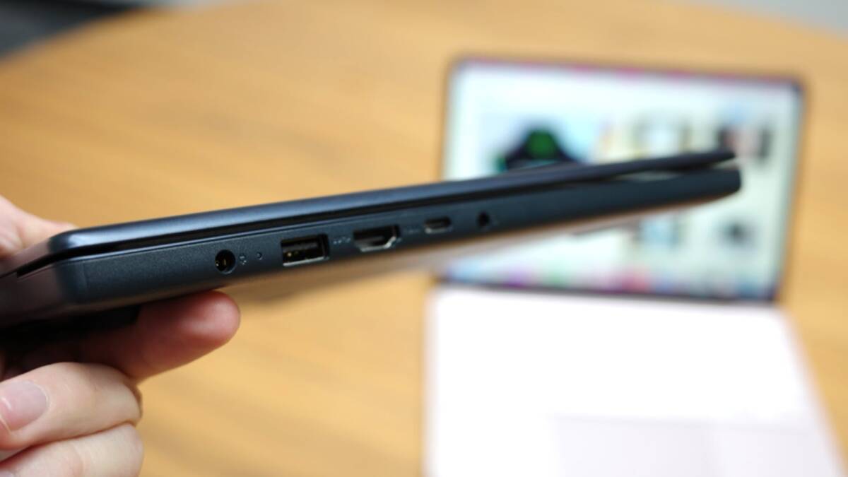 Планшет Lenovo на подключённом кабеле USB