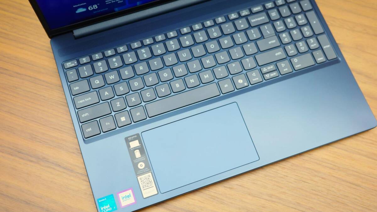 ноутбук Lenovo на металлической поверхности клавиатура