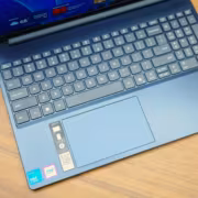 ноутбук Lenovo на металлической поверхности клавиатура