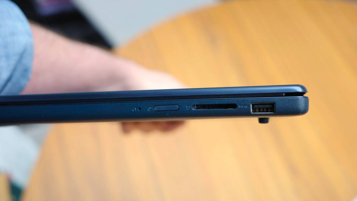 Боковой вид Lenovo ноутбук на столе