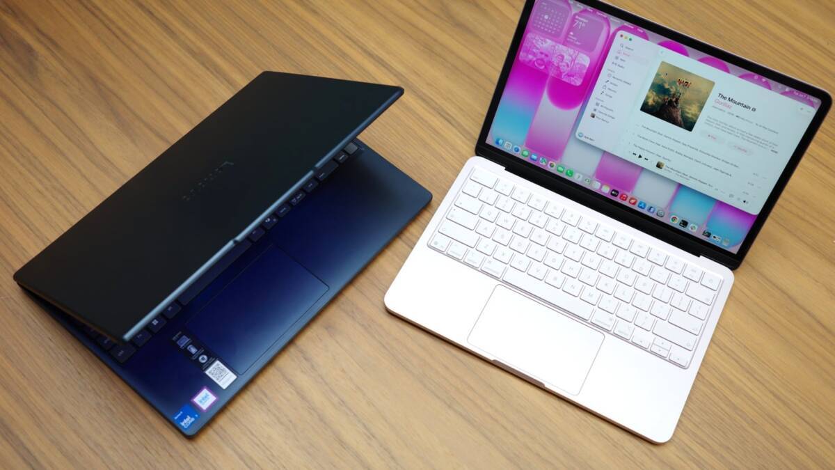 Ноутбук Lenovo на деревянной поверхности MacBook Neo