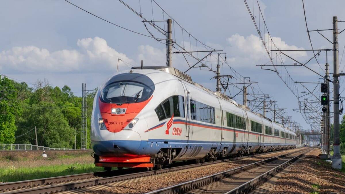 Электропоезд, линия электропередач, рельсы, электрические кабели