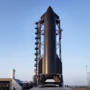 До 600 самолётов в час могут затронуть посадки Starship, следует из оценки FAA 1 Ракета Starship на стартовой площадке с лестницами и платформами