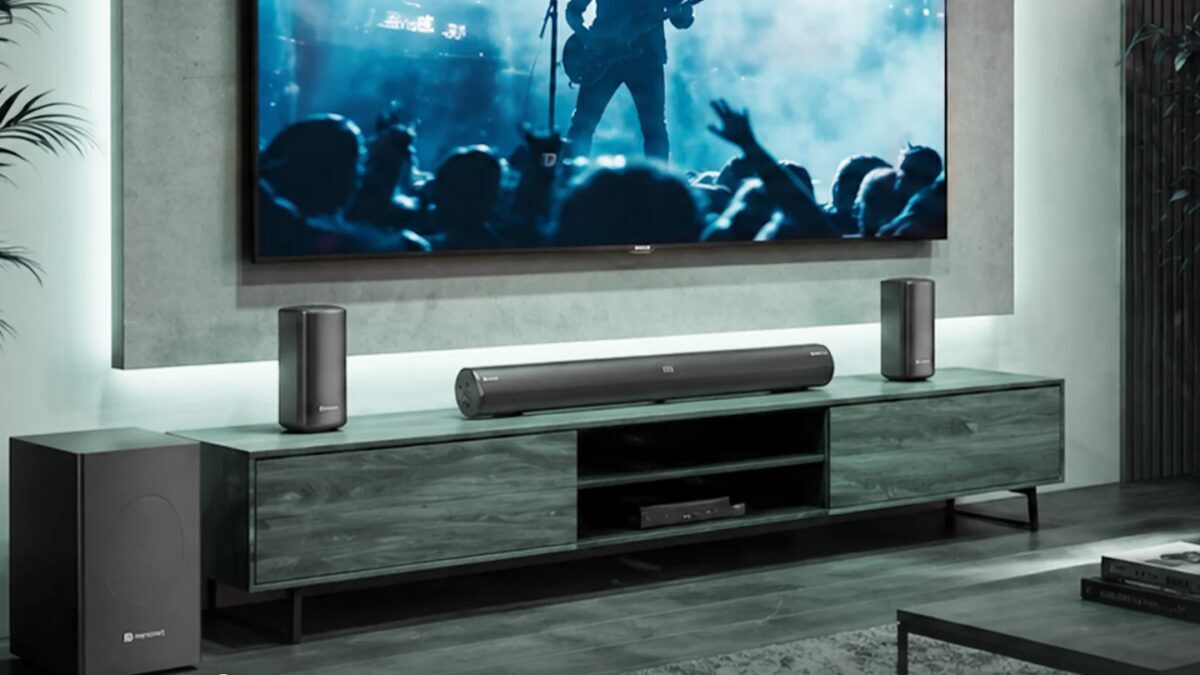 Домашний кинотеатр Portronics CineArc 5.1 на стене телевизор