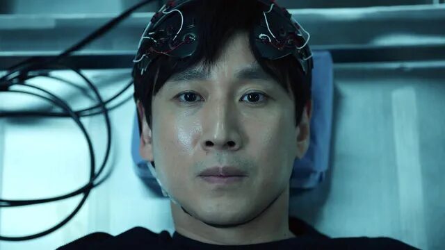 Лучшие сериалы в жанре научной фантастики на Apple TV 24 Человек в ультрасовременной лаборатории с устройствами из сериала Лучшие сериалы в жанре научной фантастики на Apple TV