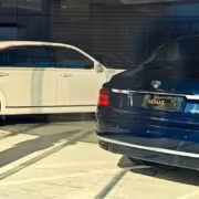 Две машины Mercedes-Benz и Aurus с закрытыми дверями