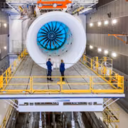 Тестовая установка двигателя UltraFan Rolls-Royce внутри цеха