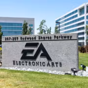 Знак EA Electronic Arts на улице в офисном центре