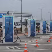 Электрозаправки в городской парковке, несколько устройств