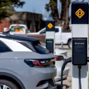 Электрозарядная станция Rivian и электромобиль