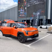 Evolute поднял цены на кроссоверы i-Joy и i-Space 4 квадроцикл Evolute i-Joy с людьми и рекламным флагом