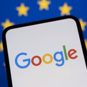 Смартфон с логотипом Google и флаг Евросоюза