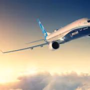 Боинг 737 MAX в полёте над облаками