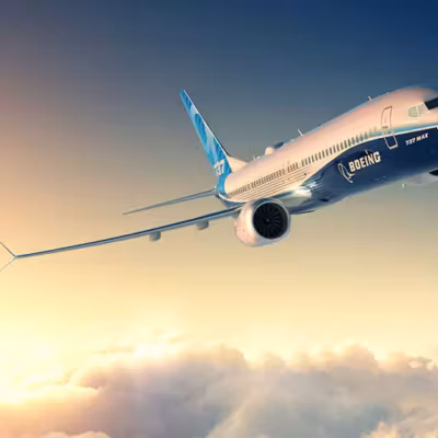 Боинг 737 MAX в полёте над облаками