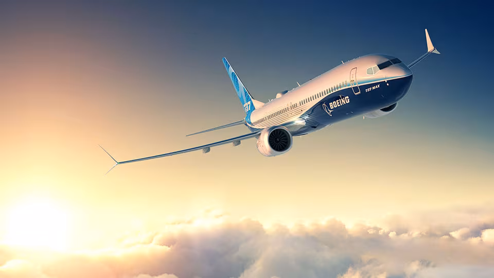 Боинг 737 MAX в полёте над облаками