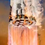Ракета Starship стартует с пламя и дымом