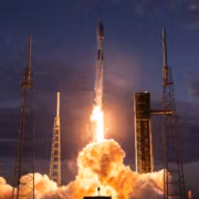 Ракета Falcon 9 стартует с ракета-носителя Starlink