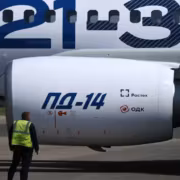 Самолет МС-21 с двигателем ПД-14 и человеком в жилете