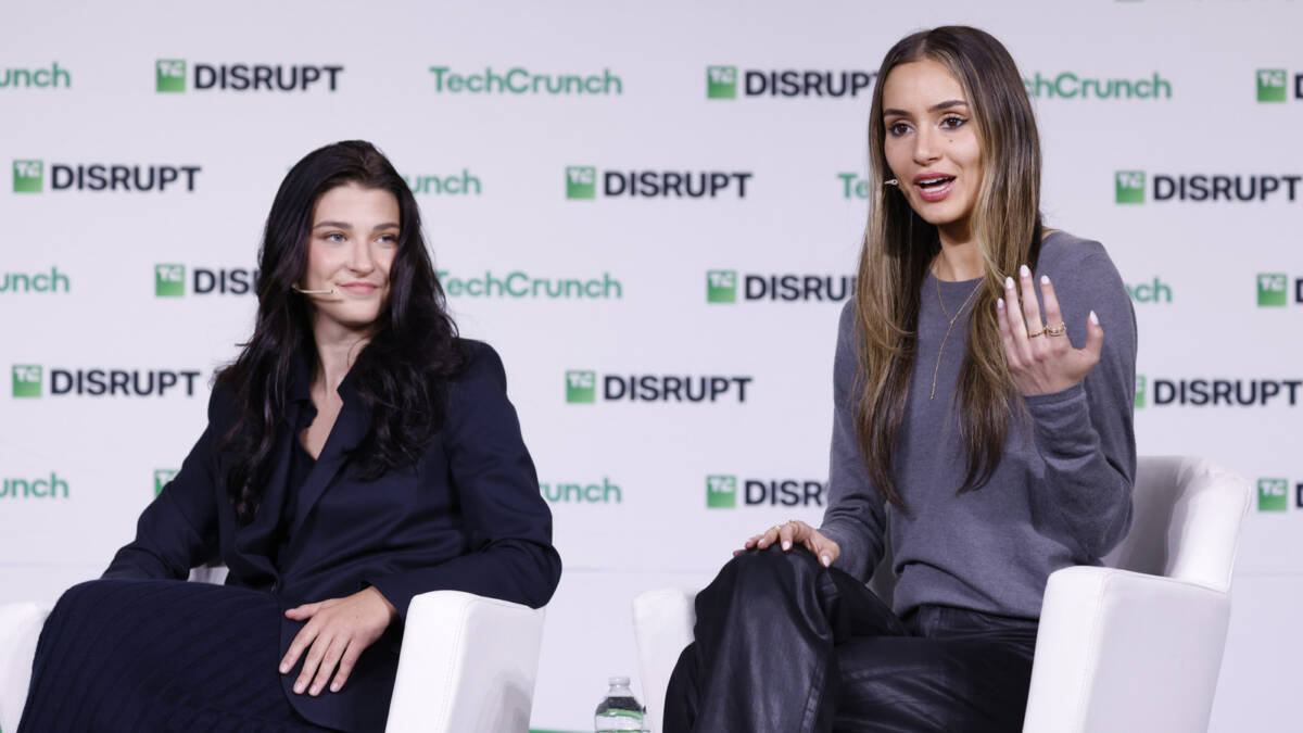 Две женщины на конференции Disrupt TechCrunch с микрофоннами