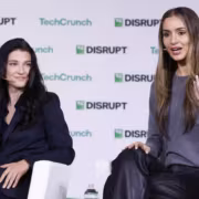 Две женщины на конференции Disrupt TechCrunch с микрофоннами