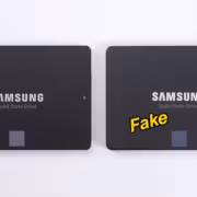 Два SSD Samsung 870 EVO, один настоящий и один поддельный, с маркировкой
