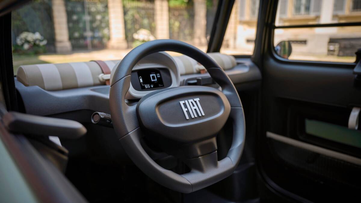 Внутри автомобиля Fiat Topolino дисплей и руль