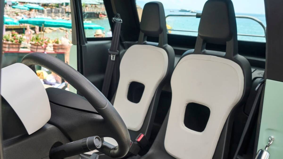 Передние сиденья электромобиль Topolino Fiat внутри