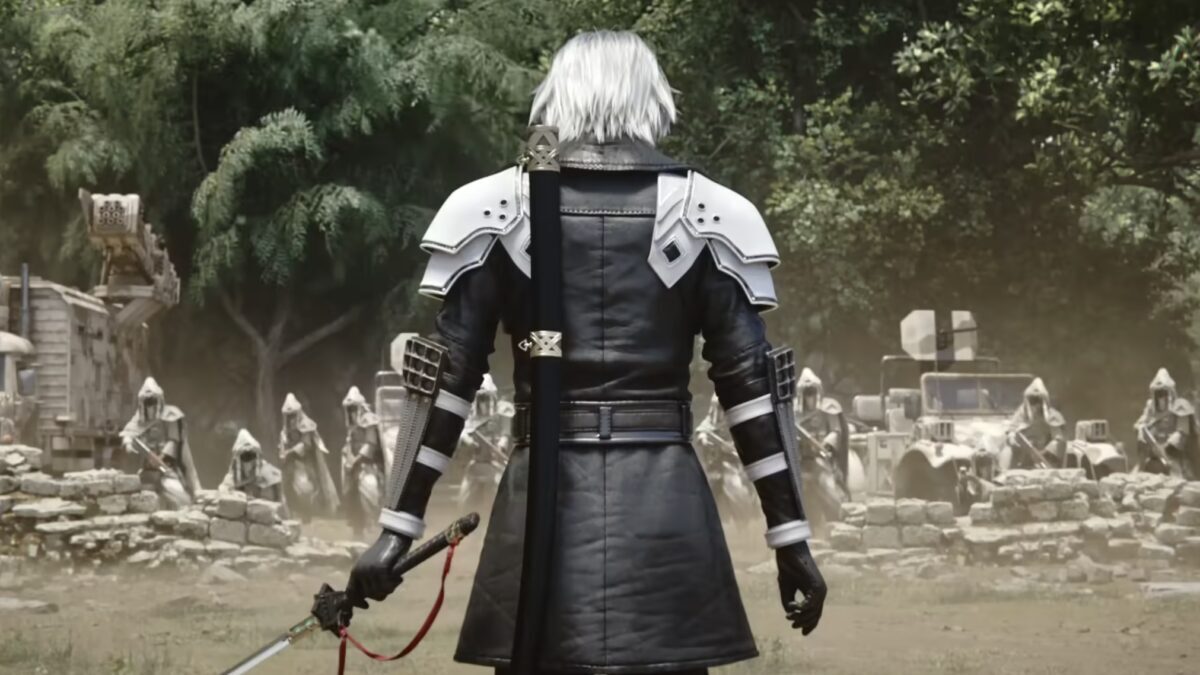 Персонаж с белыми волосами в броне Final Fantasy VII Ever Crisis