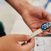 Человек держит спортивные часы Apple Watch Фитнес-браслеты просели