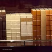 Книжные полки с книгами из нового Air Force One