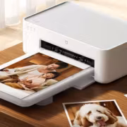 Фотопринтер Xiaomi Mijia Photo Printer 2 печатает фотографию с людьми на ней