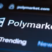 Франция ужесточила блокировку Polymarket и велела провайдерам закрыть доступ 6 Экран смартфона с приложением Polymarket на сайте пари