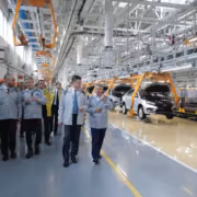 Фрезеровщик у АвтоВАЗа может получать 150 тысяч рублей, мастер — 100 тысяч 2 Группа людей в производственном цехе АвтоВАЗа