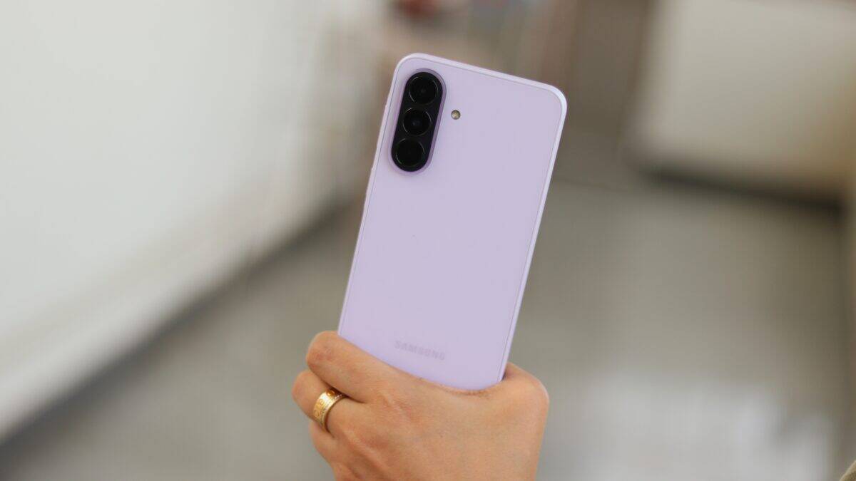 Galaxy A37 перевели на квартальный график обновлений 4 Задняя часть смартфона Samsung Galaxy A37 в сиреневом цвете