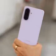 Задняя часть смартфона Samsung Galaxy A37 в сиреневом цвете
