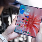 Galaxy Ring 2, новые складные и часы. Что Samsung покажет 22 июля 11 Человек держит смартфон Samsung Galaxy Ring 2