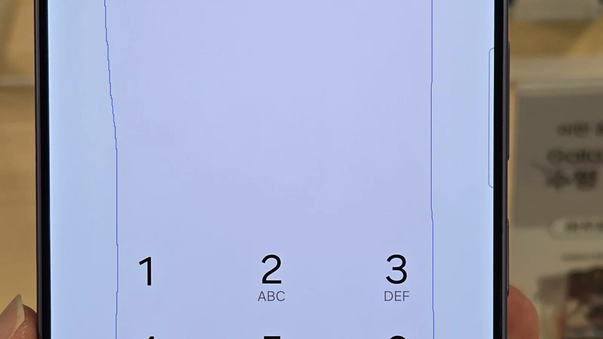 экран Galaxy S26 Ultra с голубыми линиями и синими цифрами