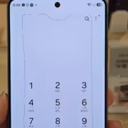 Смартфон с экраном и цифровой клавиатурой